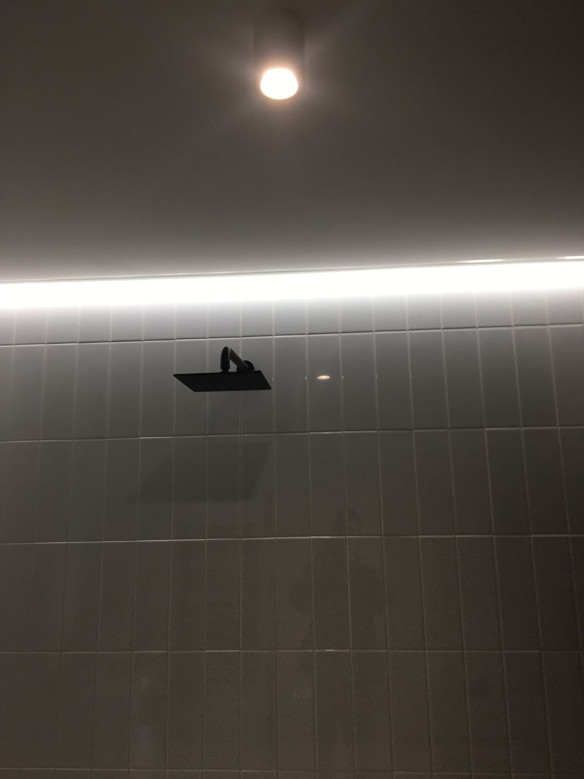 Душ зона с черен смесител и LED осветление